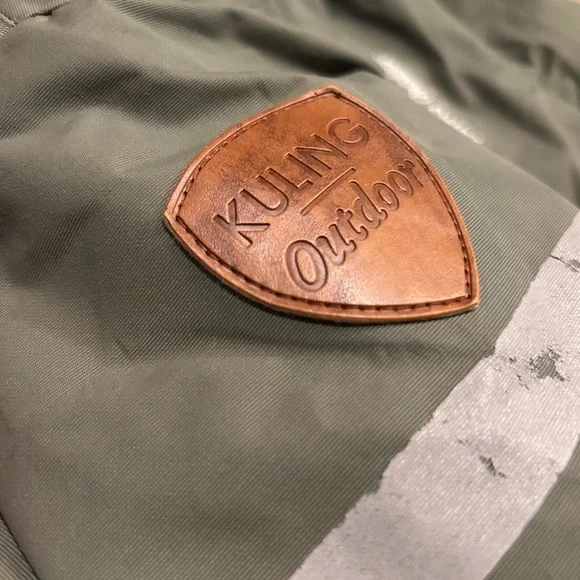 Kuling snow suit 
Size : 104 
Age range 4 or small 5 
Mossy light green - Picture 3 of 5